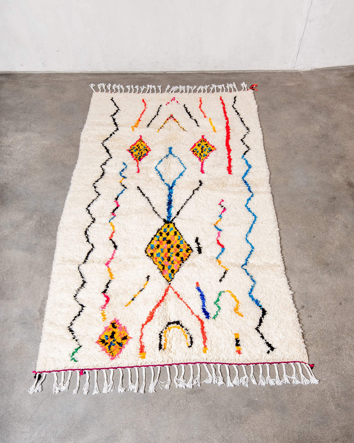 Modern designer handcrafted Berber rug from Morocco. Azilal rug with beautiful colors and patterns. Made of sheep’s wool and colourful cotton.